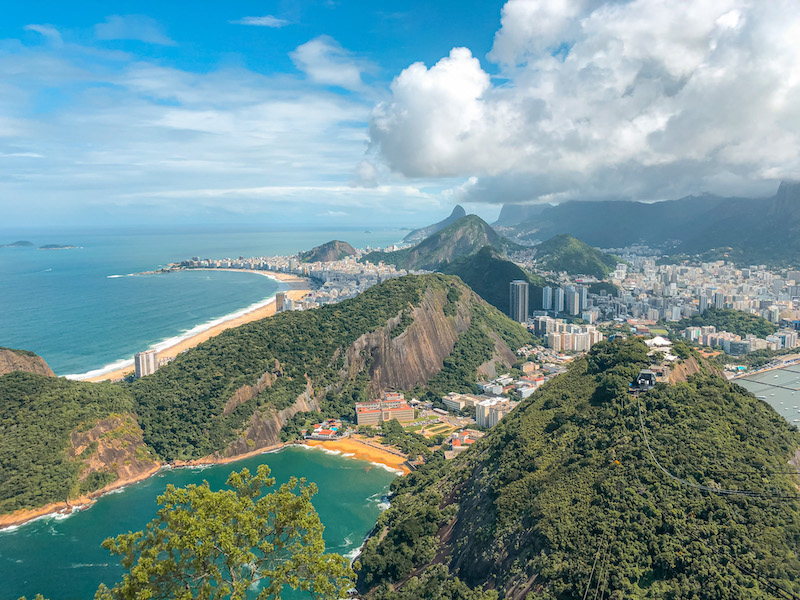 Vista do pão de açúcar com a praia vermelha e o mar azul do Rio de Janeiro