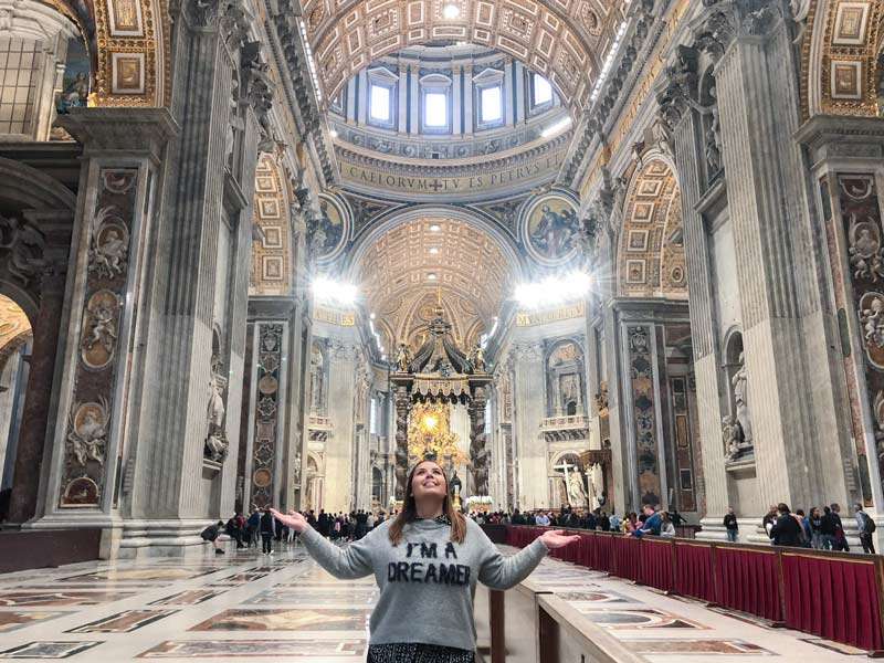 O que fazer em Roma: Interior da basílica de são Pedro. É tudo dourado e com muito mármore.