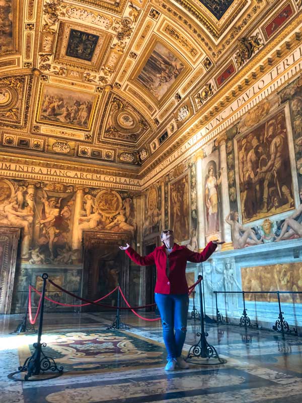O que fazer em Roma: uma das salas do Castelo Santo Ângelo com afrescos por todos os lados.