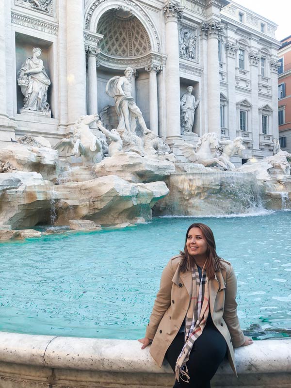 O que fazer em Roma: Fontana de trevi sem muitos visitas, a agua é azul e seu monumento é branco e limpo