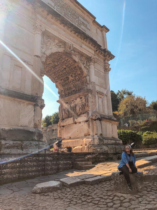 O que fazer em Roma: um dos arcos ainda intactos do fórum romano e algumas ruinas em volta